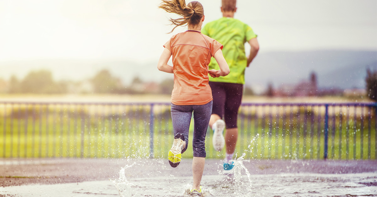 Cosa indossare per correre con la pioggia: abbigliamento e accessori essenziali